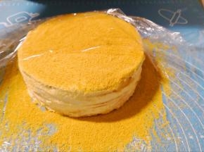 最后把剩余的饼皮粉筛在表面