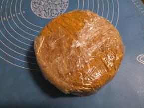 用保鲜膜包好，放冰箱冷藏5个小时以上，回潮后就可以食用了。(前一天做，第二天吃效果更好) 