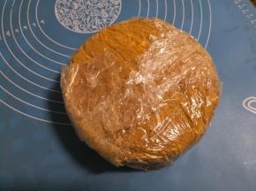 用保鲜膜包好，放冰箱冷藏5个小时以上，回潮后就可以食用了。(前一天做，第二天吃效果更好) 