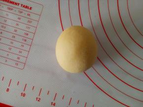 取30克一份南瓜泥面团包入豆沙馅，整形成微椭圆的样子，放冰箱备用（夏天发酵太快，不得不放冰箱）