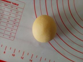 取30克一份南瓜泥面团包入豆沙馅，整形成微椭圆的样子，放冰箱备用（夏天发酵太快，不得不放冰箱）