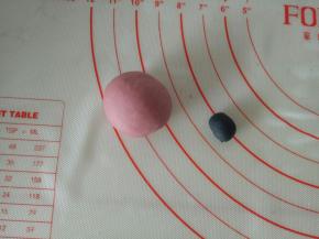 取适量白色面团分别揉入红曲粉和竹炭粉，黑色只做眼睛只需要一点点就可以了