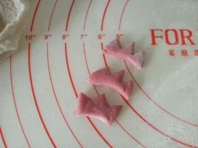 先把配件做出来，取红色面团擀薄，用厨房剪刀剪出鸡冠的样子（记得放冰箱）