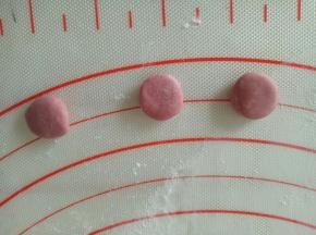 取适量红面团揉圆，压扁