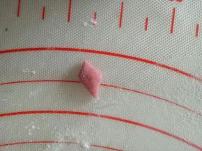 用剪刀剪成菱形