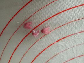 从中间折回来做小鸡嘴巴