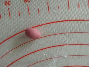 取差不多1克面团，揉成椭圆状