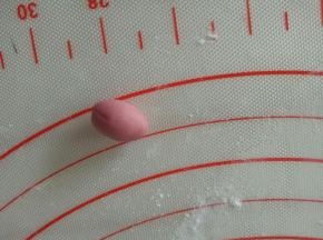 取差不多1克面团，揉成椭圆状