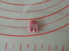 用厨房剪刀剪出小鸡的脚丫来