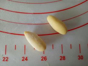 黄色面团2克揉水滴状