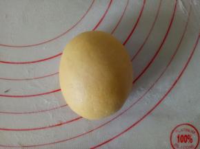 再做另一个造型，黄色面团取30克包入豆沙馅整形成椭圆，比上个造型稍扁一点，还是放冰箱冷藏