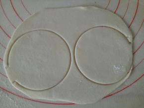 白色面团擀薄，用适当大小的圆模刻出一个圆形来（我用的杯盖）