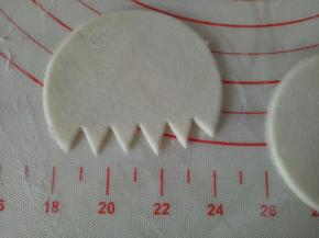 用厨房剪刀剪出蛋壳的样子