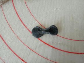 黑色的面团做一个领结