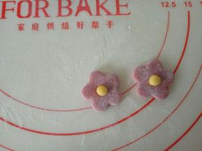 用模具压出两朵花开，中间用黄面团点缀一下
