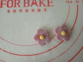 用模具压出两朵花开，中间用黄面团点缀一下