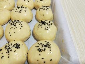 二次发酵好的面包取出刷上蛋液，撒上黑芝麻，烤箱180度预热5分钟。