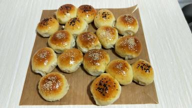 放入烤箱，180度烤18-20分钟，注意观察颜色，必要时覆盖一张锡纸。(具体温度要根据自家的烤箱另定。)