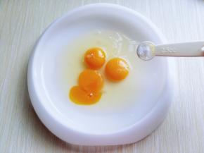 首先将鸡蛋法入薄饼机自带的器具中，加入盐。