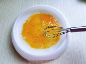 用薄饼机自带的打蛋器将鸡蛋打散。