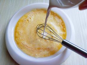 加入纯牛奶，再次抽打均匀。