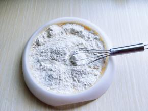 加入高筋面粉，继续用打蛋器打至均匀，且无干粉。