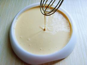 提起打蛋器，面糊顺畅流下即可，将面糊盖上盖子静置35分钟。