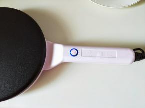 将薄饼机预热，电源按下去即可。