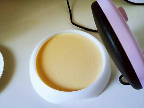 将薄饼机往自带的面糊器具中沾一下。