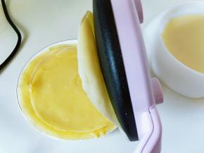 做好的薄饼，只要将薄饼机立起来，饼就会自动下来，如图。