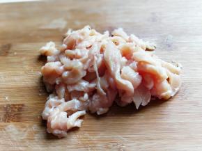 鸡胸肉洗干净切丝。