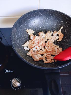起油锅，加入切好的鸡肉丝煸炒至变色。