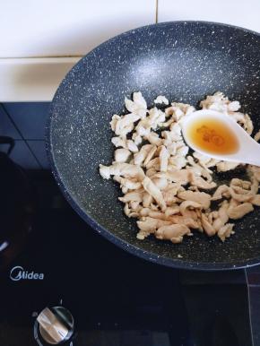 鸡肉丝变色后加入料酒。