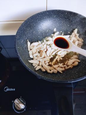 再加入生抽，翻炒均匀。