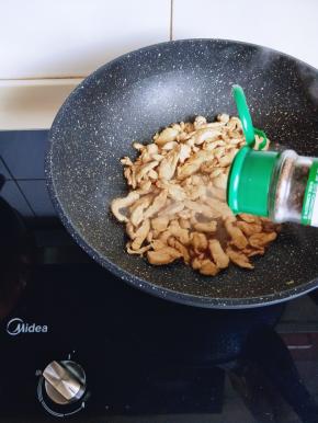 加入十三香，炒至鸡肉丝断生即可出锅。