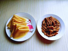 肉丝和薄饼做好了呦～
