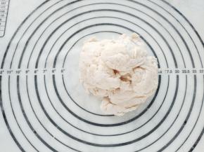 在面粉中加入盐和水，先用筷子搅拌成雪花状，再用手揉成团。盖上保鲜膜，静置30分钟。