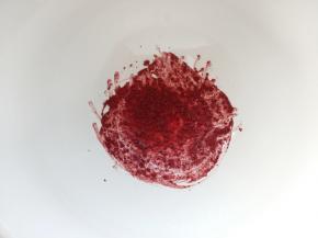 在碗中加入红曲粉，滴2－3滴水，拌成红曲糊。