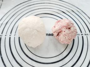 白色面团和粉色面团就准备好了。
