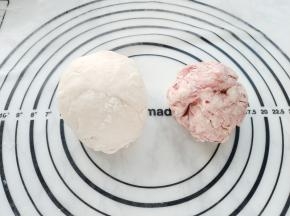 白色面团和粉色面团就准备好了。
