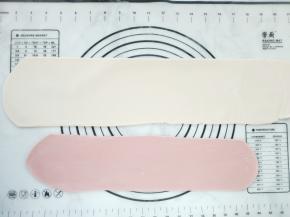 开始压面。先压白色面团，用擀面杖把面团擀成厚的面片方便压面机操作。压面机调最大档，压出面皮后，对折再压3－5次。这时面片越来越光滑。将压面机依次调2档、3档直到4档，每次都压3－4次，再换更高的档位。同样的方法压好粉色面片。