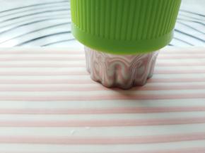 将条纹面片再次用4档压一次，这时粉色面条和白色面片完全融合了。