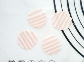 用花型模具压出小面片。