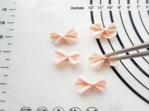 用筷子夹住面片中间，轻轻夹一下，漂亮的蝴蝶面就做好了。