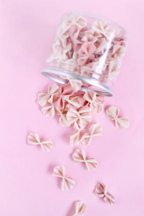 做好的蝴蝶面在阴凉通风处吹干后，放入密封罐可保存一周。