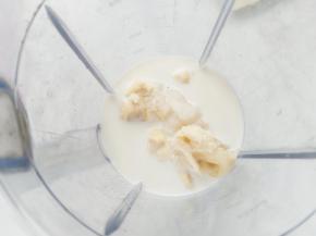 将所有材料加入料理机。