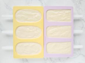 将拌匀的榴莲糊倒入模具，盖上盖，送入冰箱冷冻6小时以上。