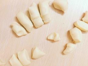 取出冷藏好的面团，切成小块