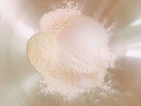 A全部食材除了牛奶之外，其他全部倒入到厨师机中