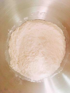 用手动打蛋器混合均匀食材